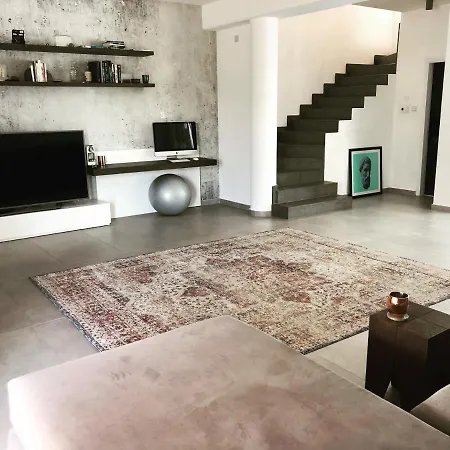Modern House With Plunge Pool, Apoel Archangelos Area Hébergement de vacances *